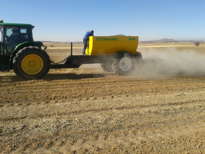D550B LIME AND FERTILIZER SPREADER 2
